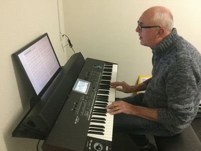 Keyboardles met digitale muziekboeken
